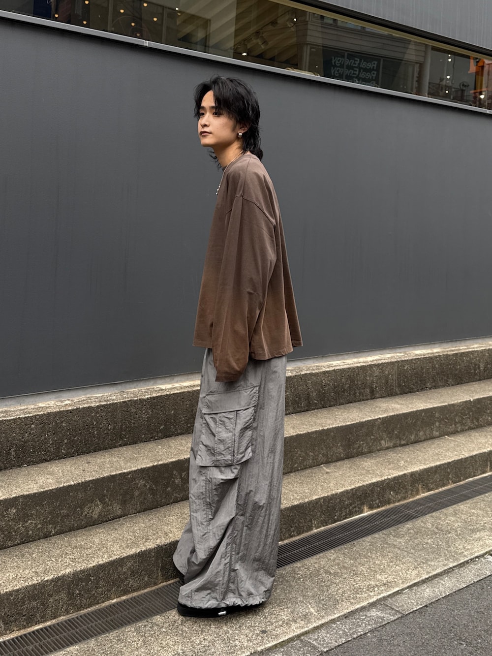 ホワイト系のシャツ/ブラウス、ブラウン系のTシャツ/カットソー、グレー系のカーゴパンツを着用したメンズの春コーディネートの10枚目の写真