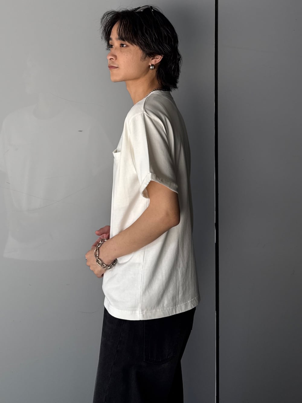 ホワイト系のTシャツ/カットソー、ブラック系のデニムパンツを着用したメンズの夏コーディネートの5枚目の写真