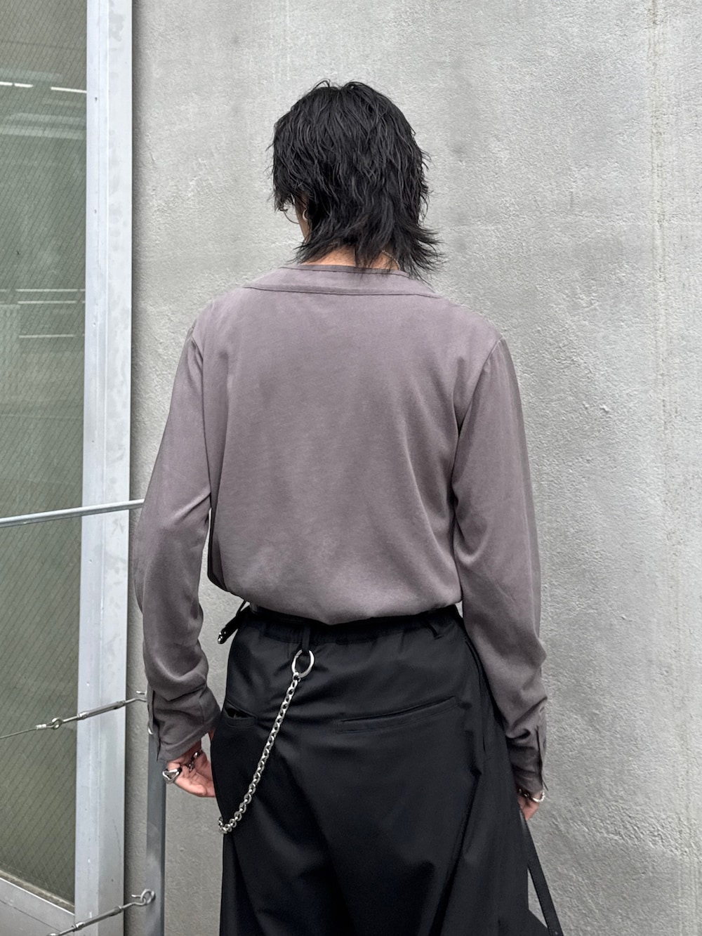 グレー系のTシャツ/カットソー、ブラック系のその他パンツ、ブラック系のハンドバッグを着用したメンズの春コーディネートの6枚目の写真