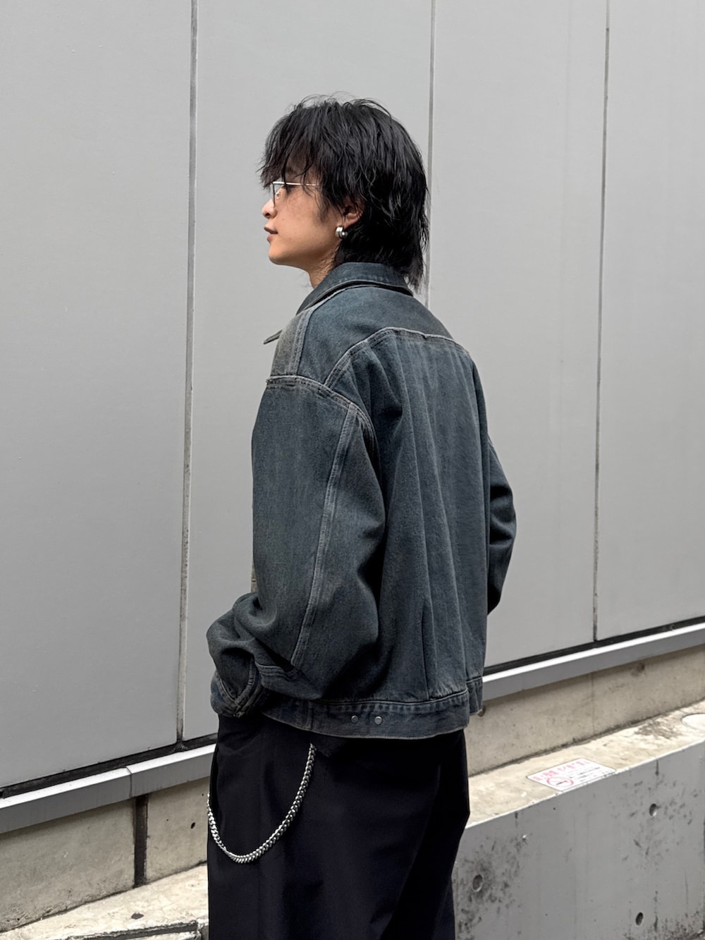 ブルー系のデニムジャケット、ブラック系のTシャツ/カットソー、ブラック系のその他パンツを着用したメンズの春コーディネートの5枚目の写真