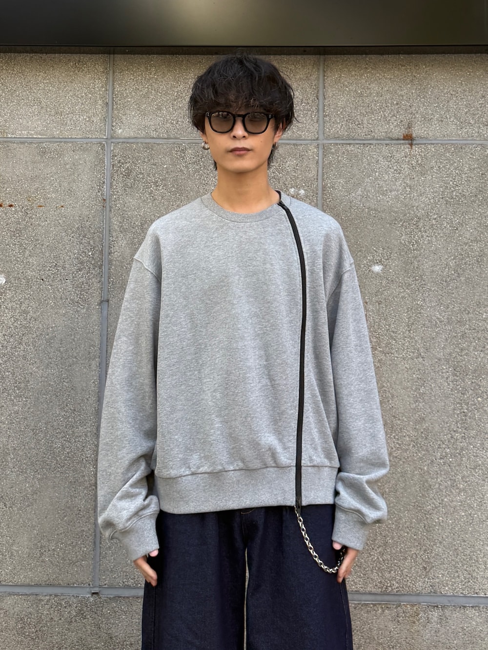 ブルー系のデニムジャケット、ブラック系のローファー、ブルー系のデニムパンツを着用したメンズの秋コーディネートの7枚目の写真