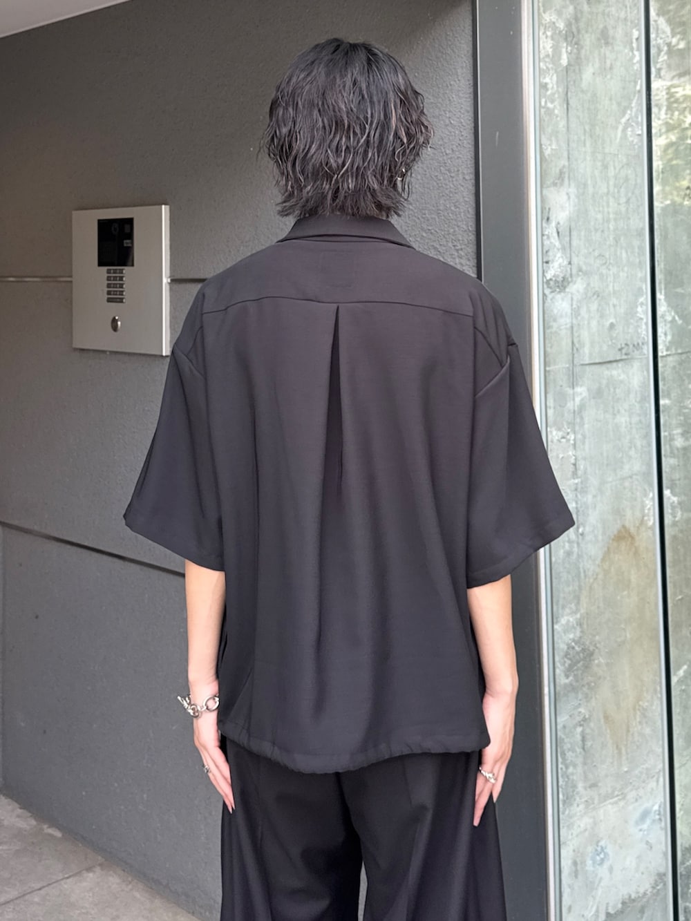 ブラック系のシャツ/ブラウス、ブラック系のスラックスを着用したメンズの夏コーディネートの6枚目の写真