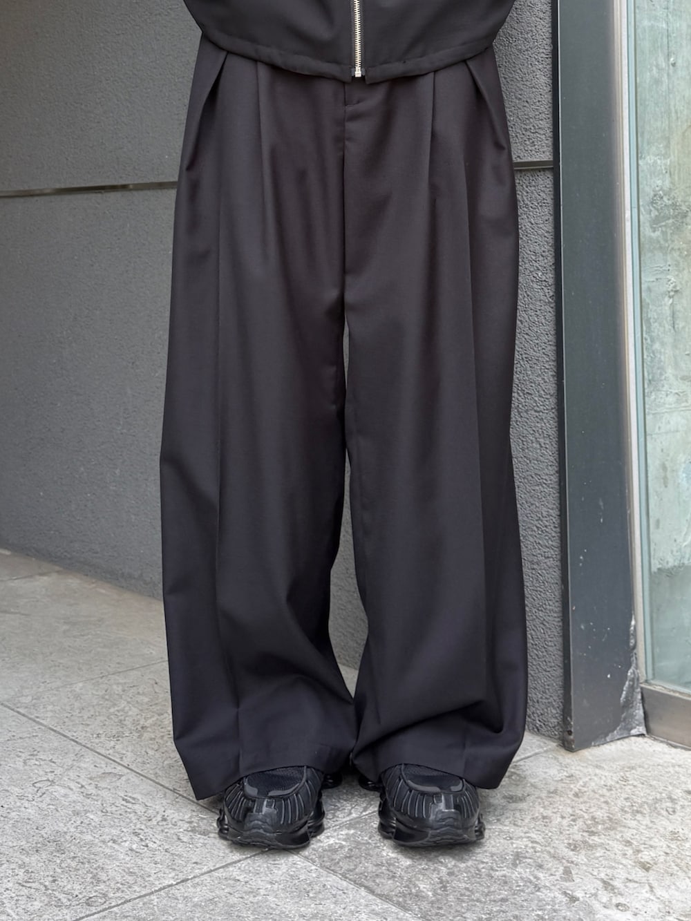 ブラック系のシャツ/ブラウス、ブラック系のスラックスを着用したメンズの夏コーディネートの7枚目の写真