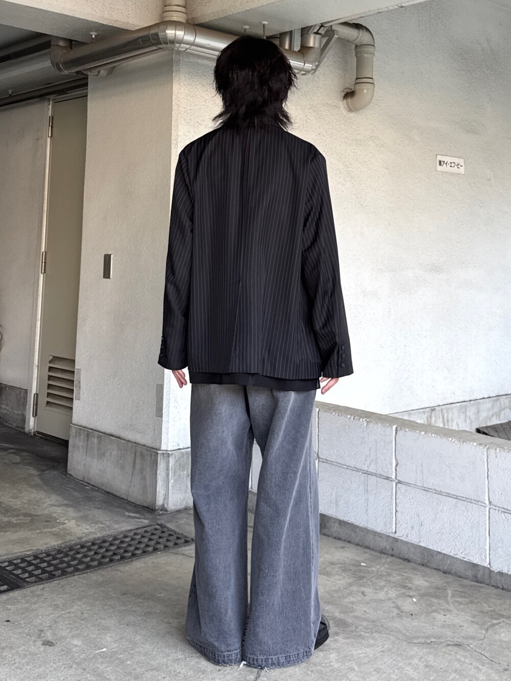 グレー系のテーラードジャケット、ブラック系のシャツ/ブラウス、ブラック系のデニムパンツを着用したメンズの春コーディネートの3枚目の写真