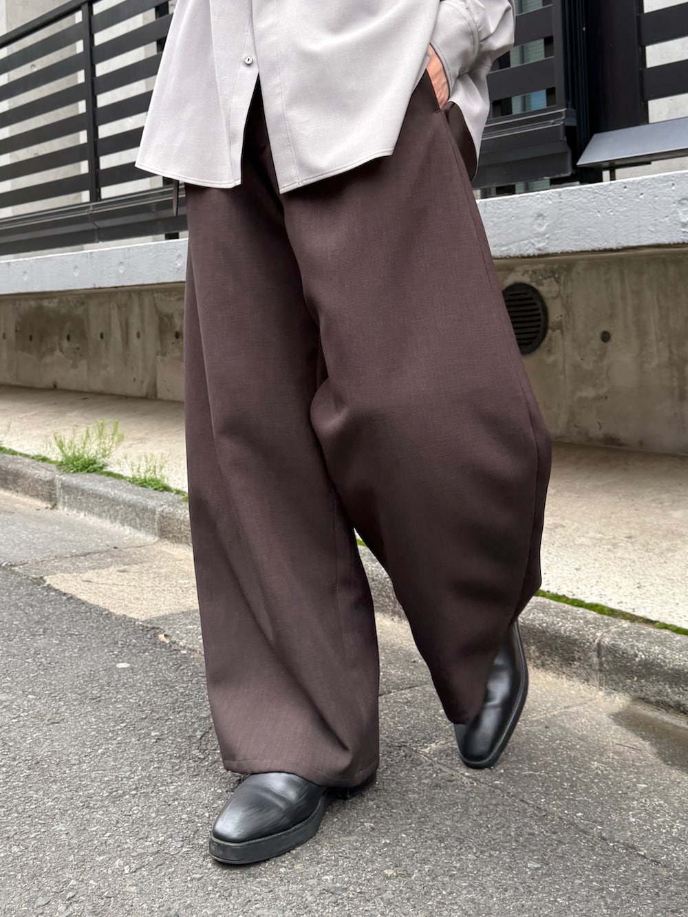 グレー系のシャツ/ブラウス、グレー系のスラックス、ブラック系のショルダーバッグを着用したメンズの春コーディネートの8枚目の写真