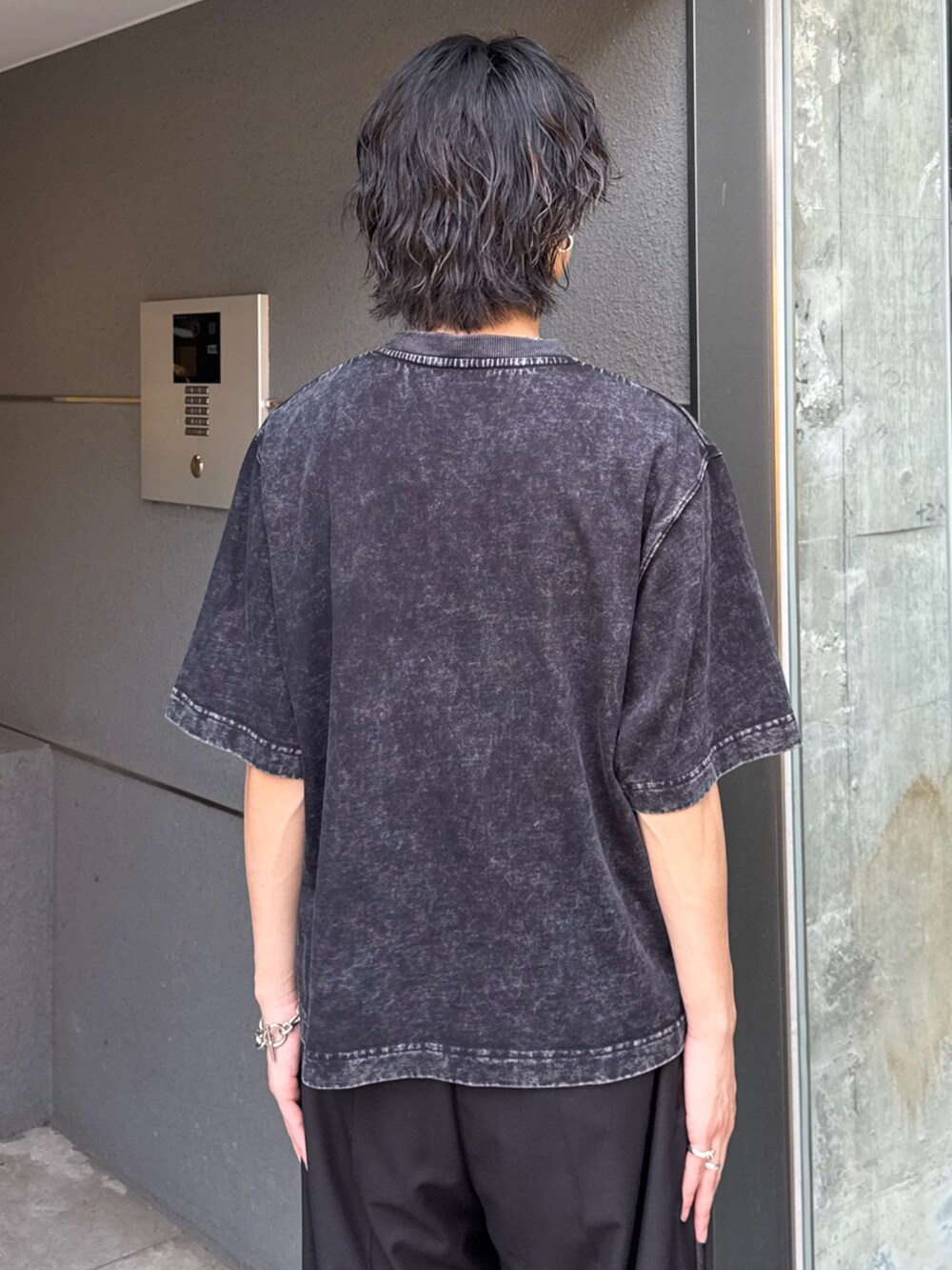 グレー系のTシャツ/カットソー、ブラック系のスラックスを着用したメンズの夏コーディネートの6枚目の写真