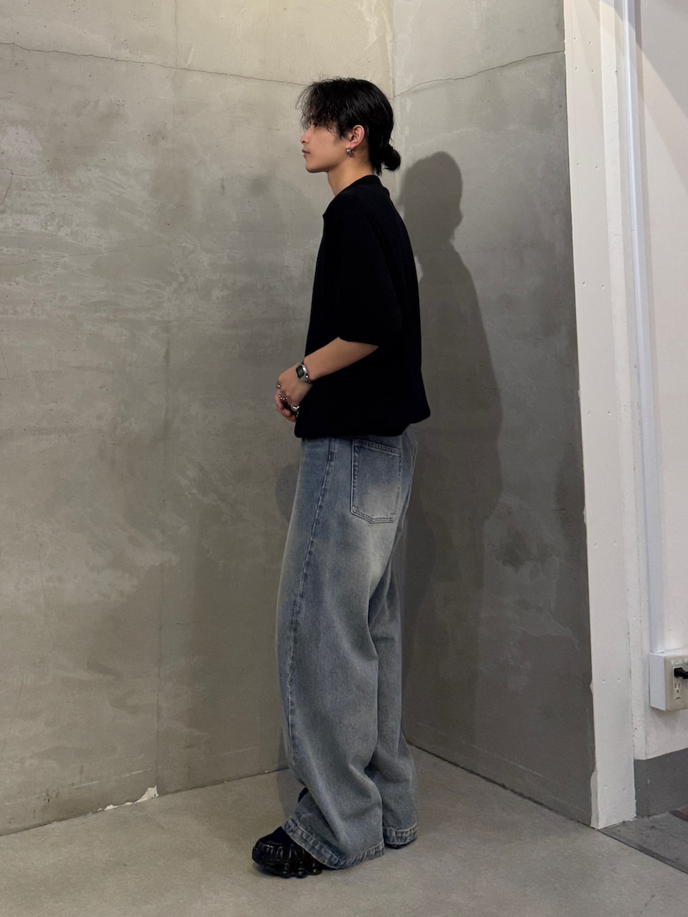 ブラック系のTシャツ/カットソー、ブルー系のデニムパンツを着用したメンズの夏コーディネートの2枚目の写真