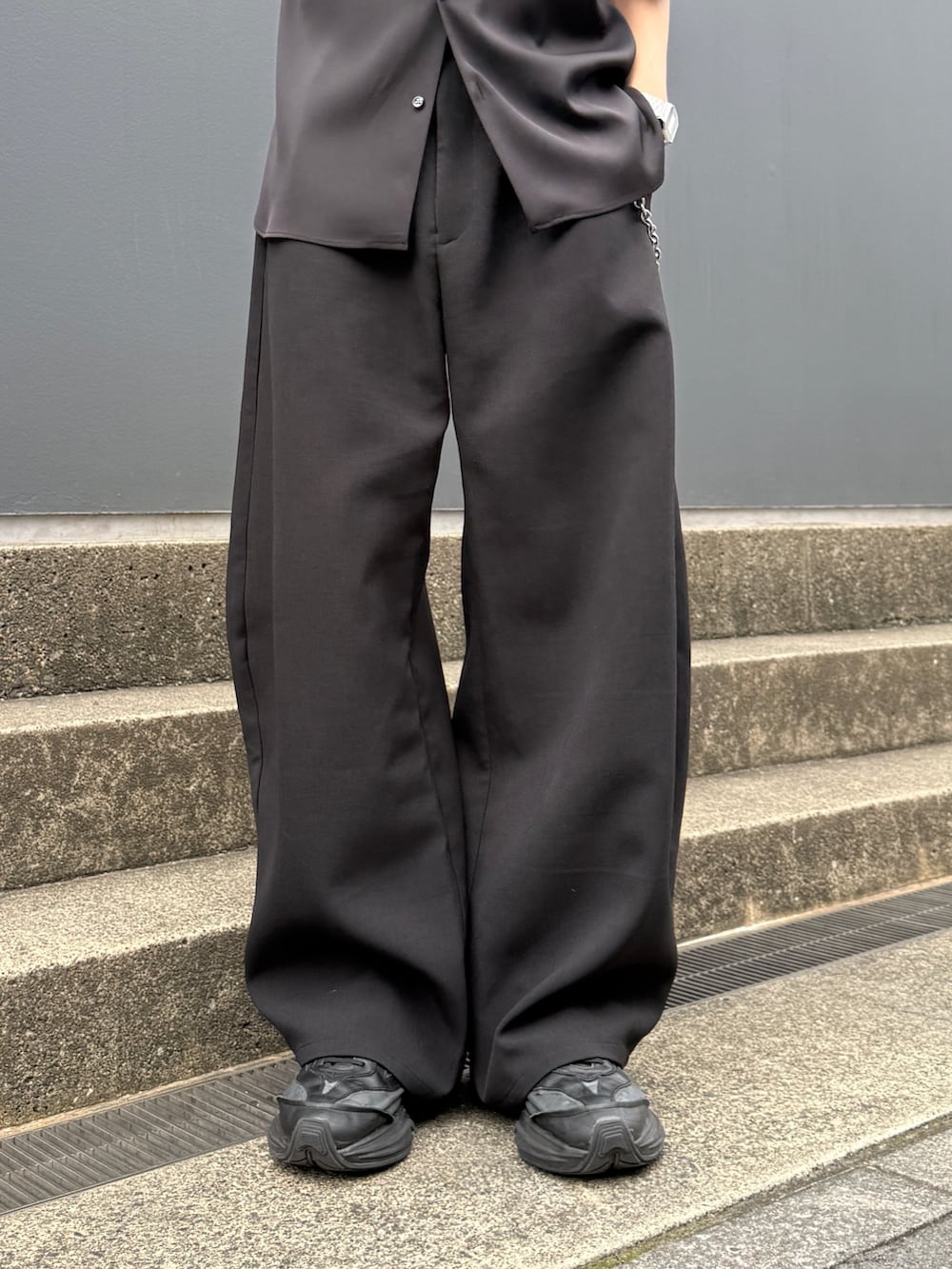 ブラック系のシャツ/ブラウス、ブラック系のショルダーバッグ、ブラック系のスラックスを着用したメンズの夏コーディネートの7枚目の写真