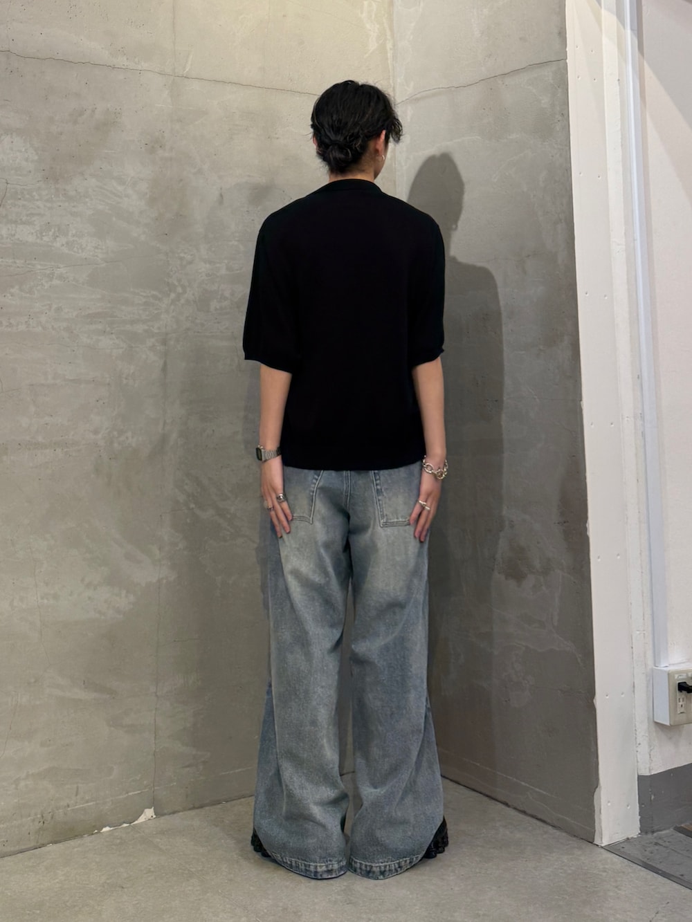 ブラック系のTシャツ/カットソー、ブルー系のデニムパンツを着用したメンズの夏コーディネートの3枚目の写真