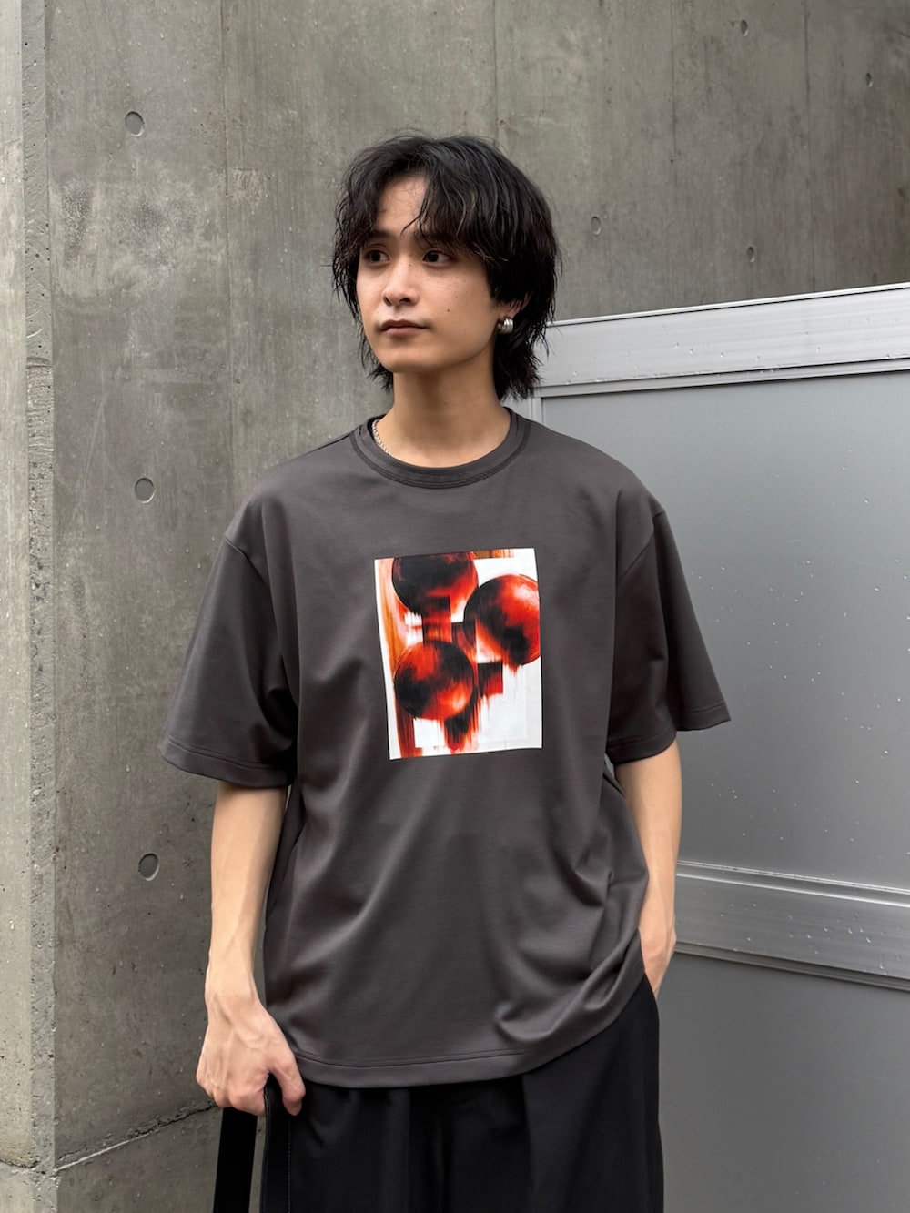 ブラック系のシャツ/ブラウス、グレー系のTシャツ/カットソー、ブラック系のスラックスを着用したメンズの夏コーディネートの7枚目の写真