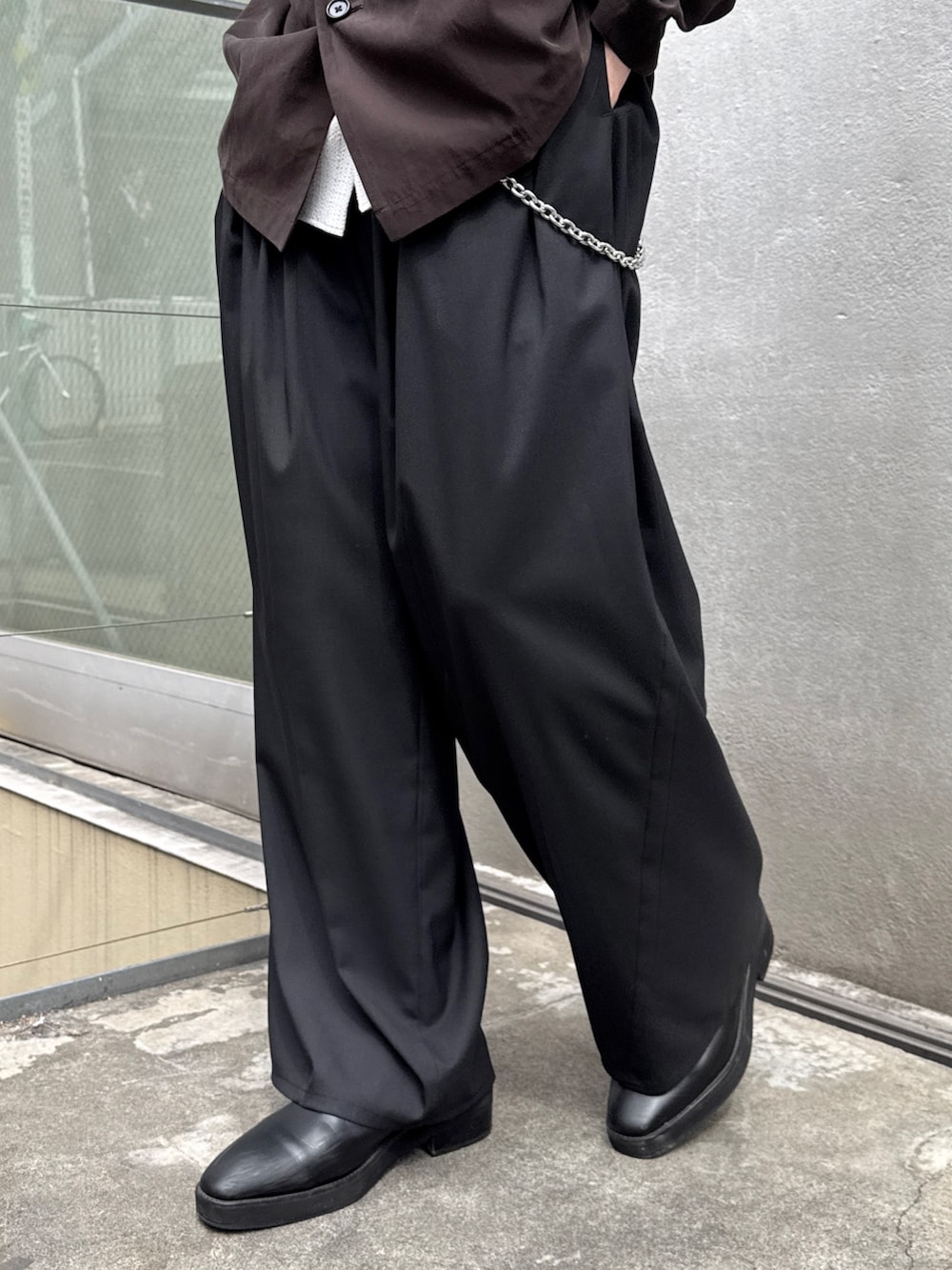 グレー系のシャツ/ブラウス、グレー系のシャツ/ブラウス、ブラック系のその他パンツを着用したメンズの春コーディネートの8枚目の写真