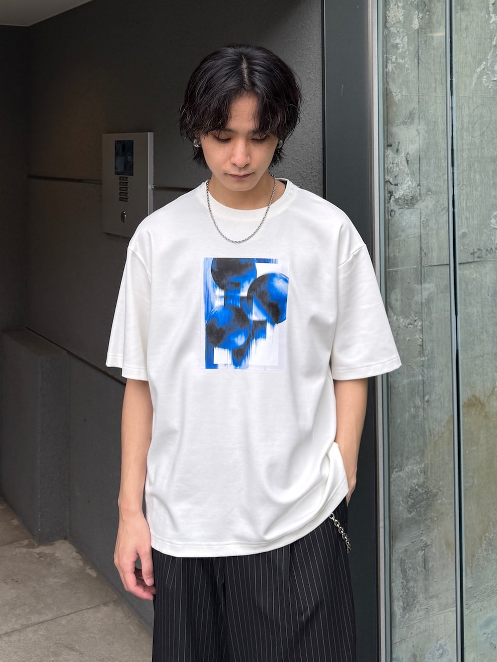 ブラック系のシャツ/ブラウス、ブラック系のスラックス、ブラック系のショルダーバッグを着用したメンズの夏コーディネートの7枚目の写真