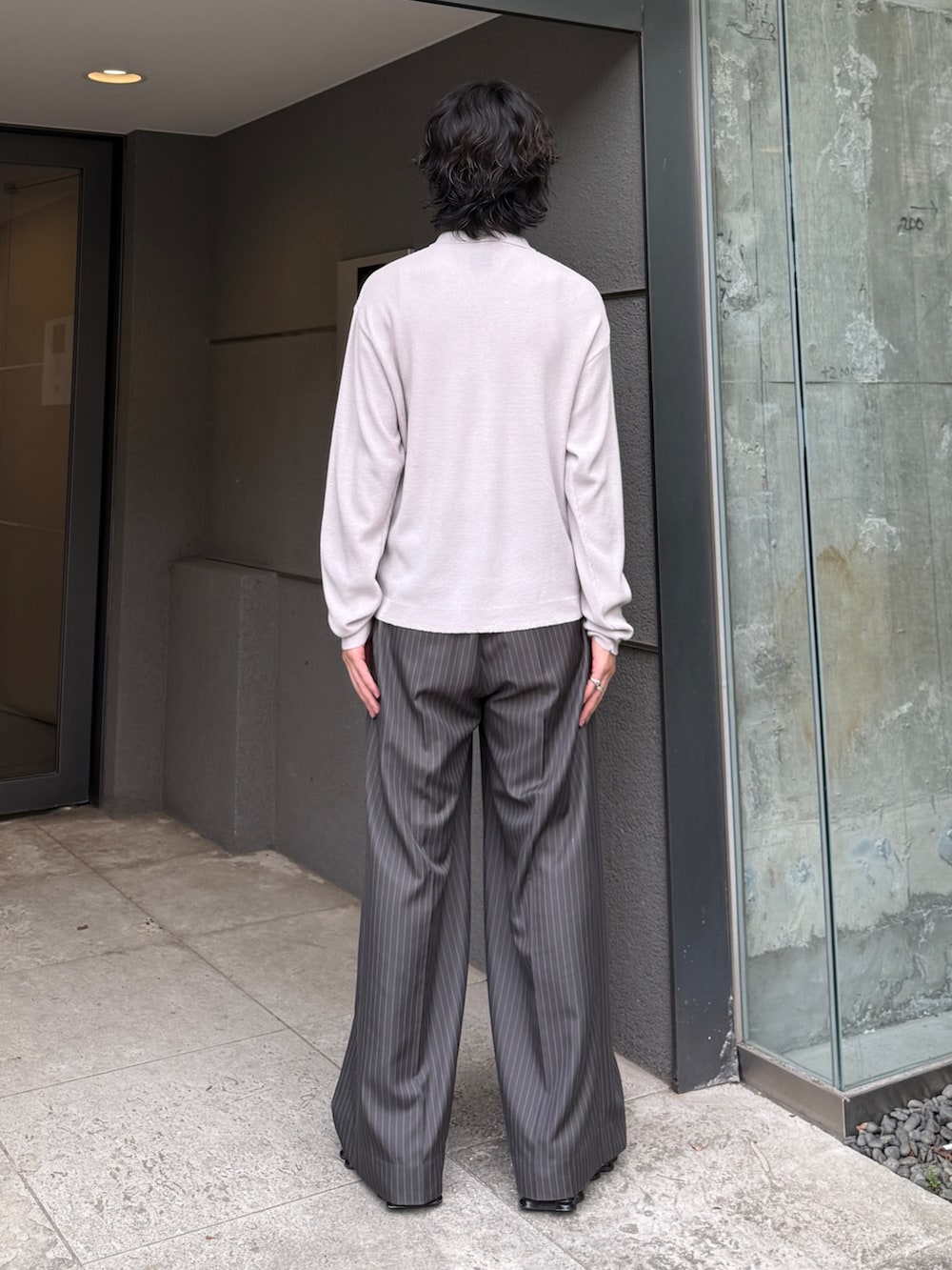グレー系のスラックス、グレー系のシャツ/ブラウスを着用したメンズの夏コーディネートの4枚目の写真