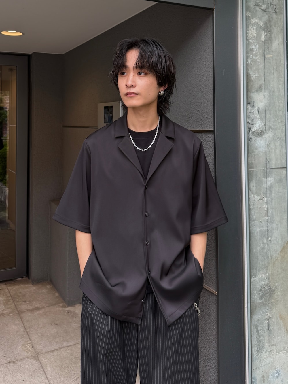 ブラック系のシャツ/ブラウス、ブラック系のTシャツ/カットソー、ブラック系のスラックスを着用したメンズの夏コーディネートの4枚目の写真