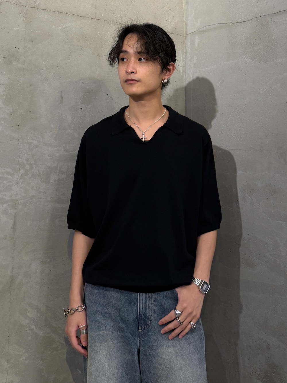ブラック系のTシャツ/カットソー、ブルー系のデニムパンツを着用したメンズの夏コーディネートの4枚目の写真