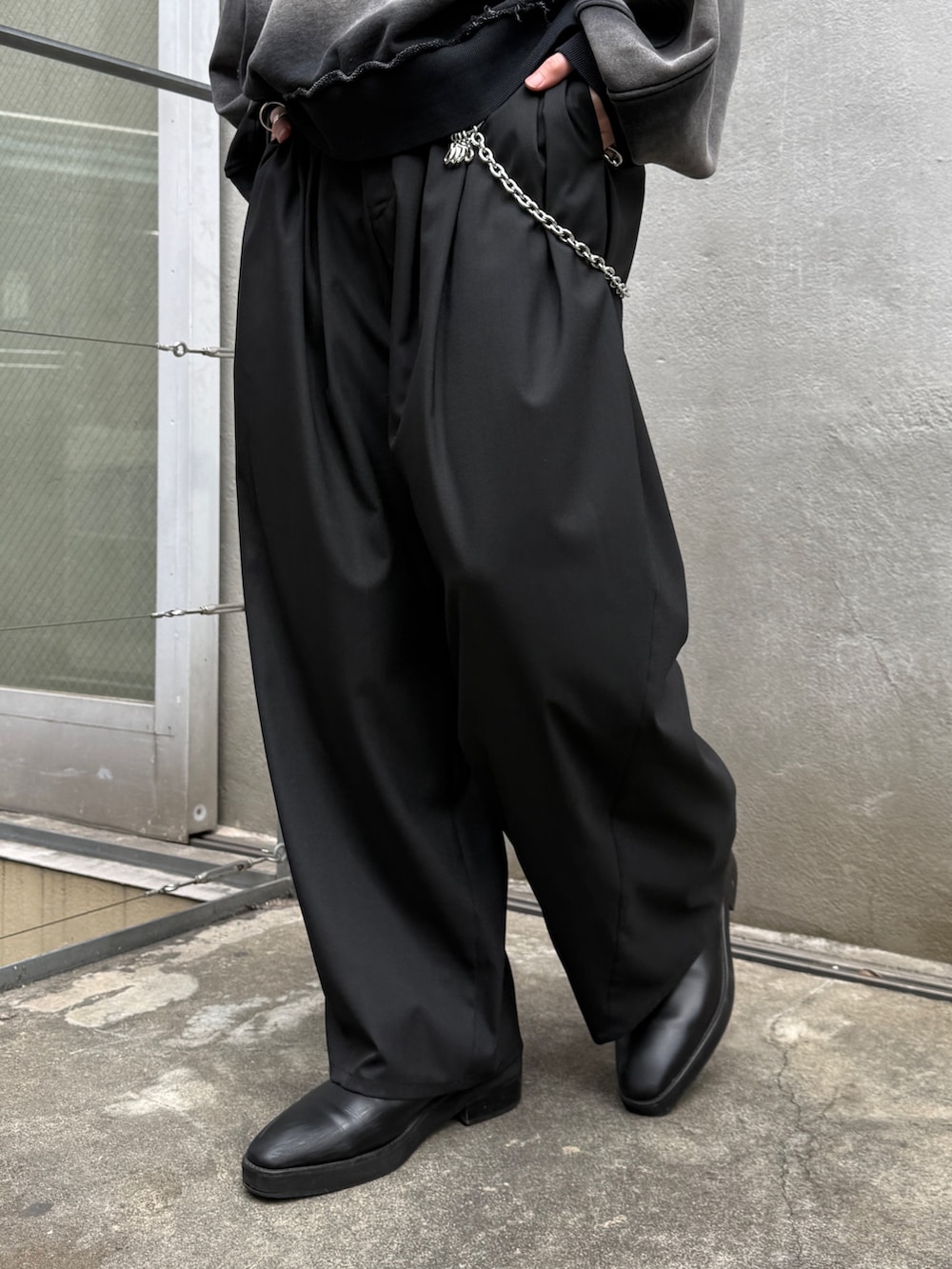 ブラック系のスウェット、ブラック系のその他パンツ、シルバー系のサングラスを着用したメンズの春コーディネートの8枚目の写真