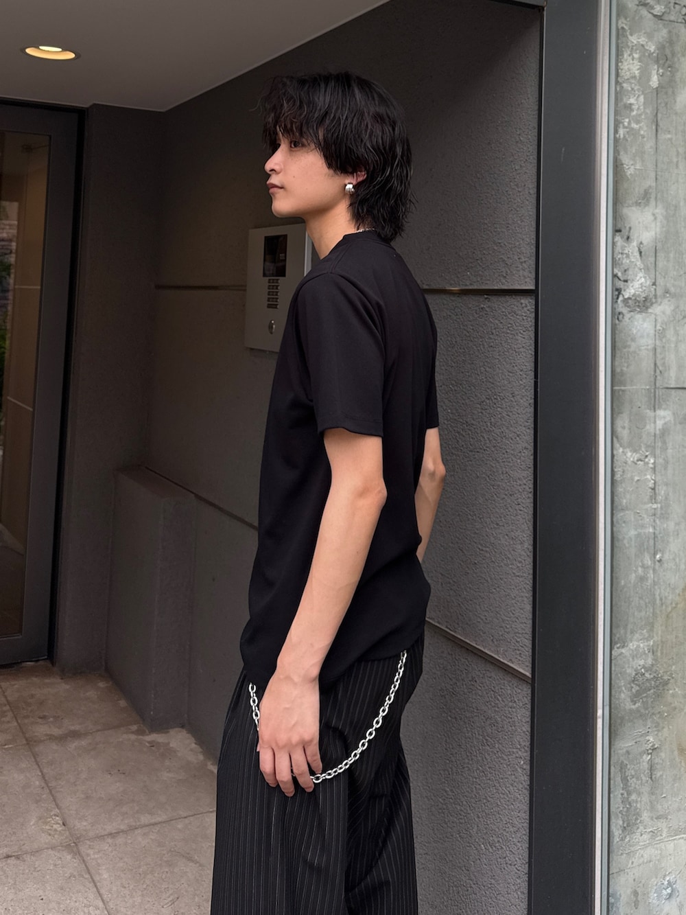 ブラック系のシャツ/ブラウス、ブラック系のTシャツ/カットソー、ブラック系のスラックスを着用したメンズの夏コーディネートの8枚目の写真