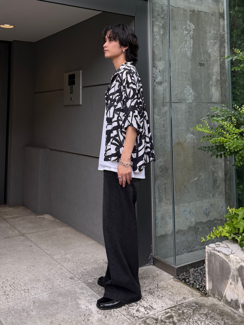 ブラック系のシャツ/ブラウス、ブラック系のデニムパンツ、ホワイト系のタンクトップを着用したメンズの夏コーディネートの2枚目の写真
