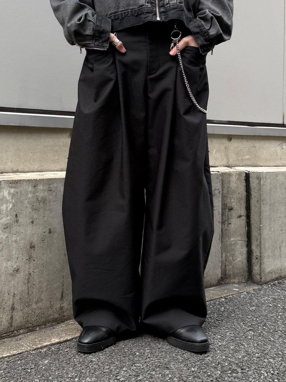 ブラック系のTシャツ/カットソー、ブラック系のその他パンツ、ブラック系のデニムジャケットを着用したメンズの春コーディネートの7枚目の写真