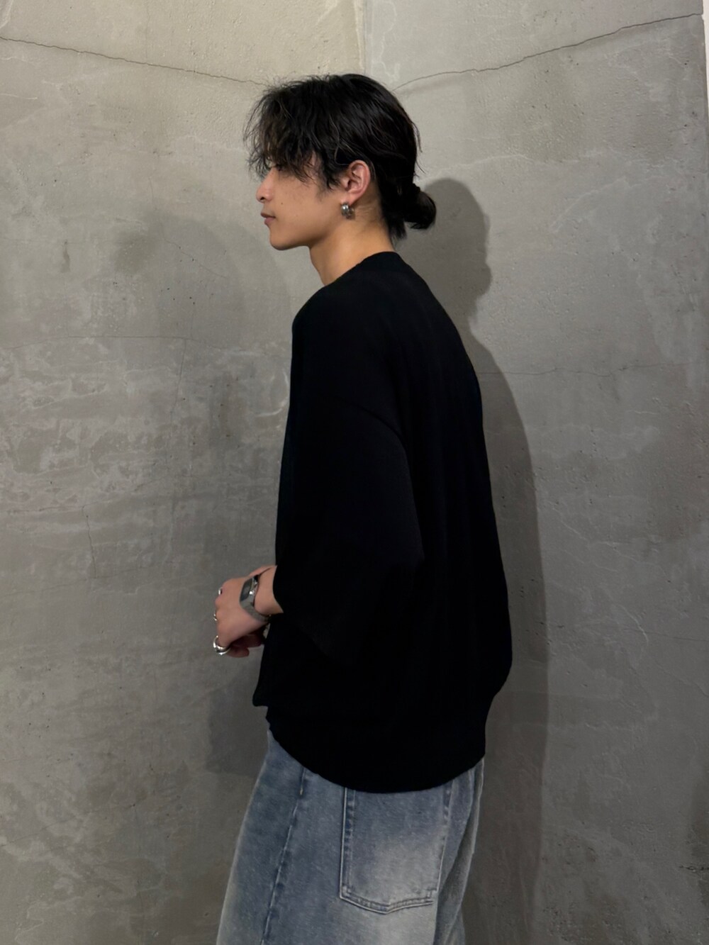ブラック系のTシャツ/カットソー、ブルー系のデニムパンツを着用したメンズの夏コーディネートの5枚目の写真