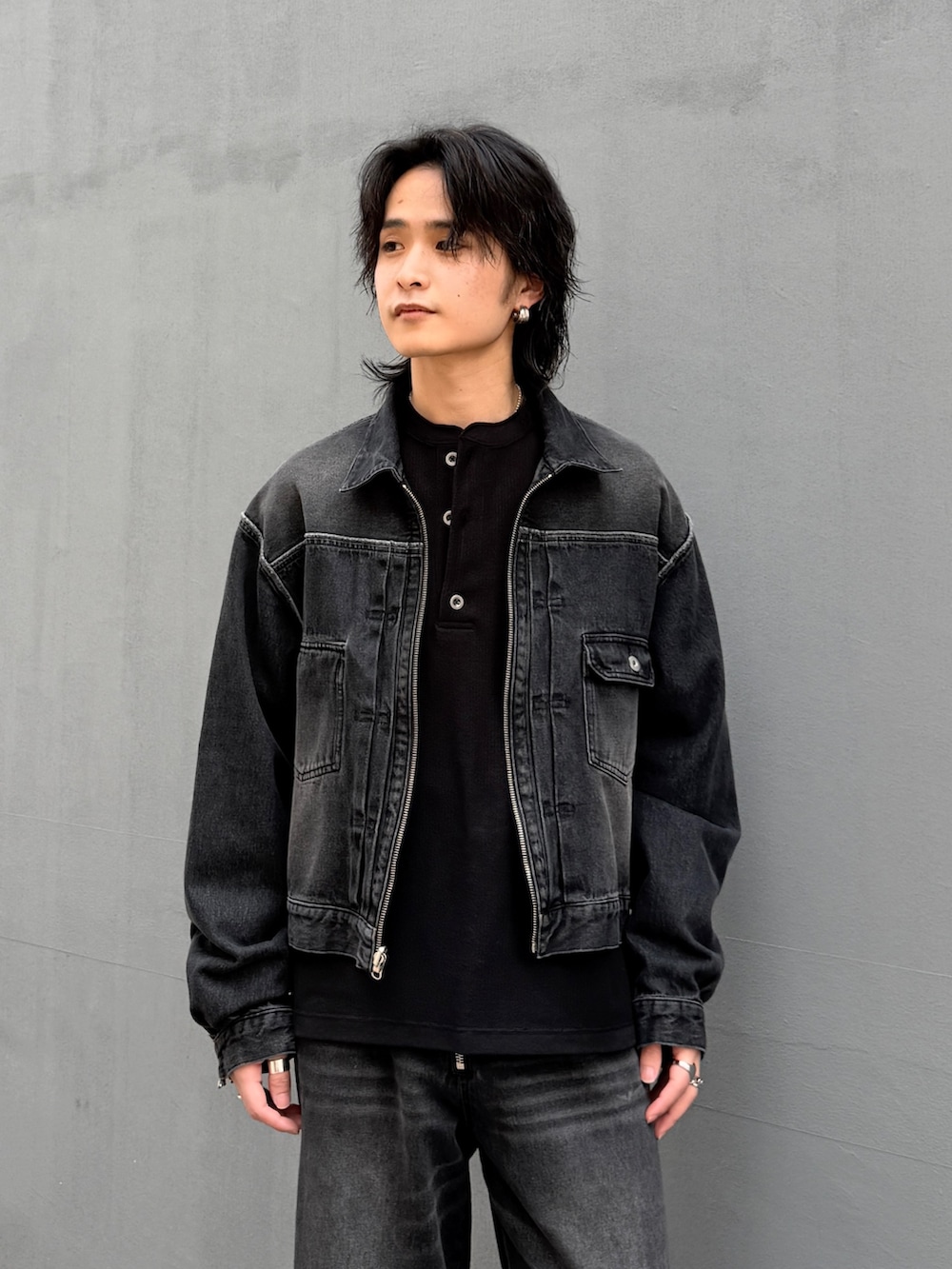 ブラック系のデニムジャケット、ブラック系のデニムパンツ、ブラック系のTシャツ/カットソーを着用したメンズの春コーディネートの4枚目の写真