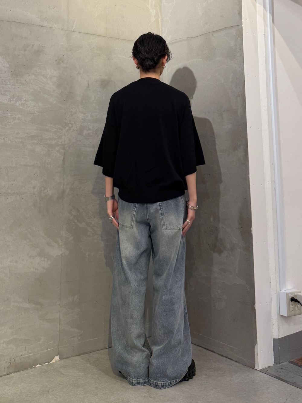 ブラック系のTシャツ/カットソー、ブルー系のデニムパンツを着用したメンズの夏コーディネートの3枚目の写真