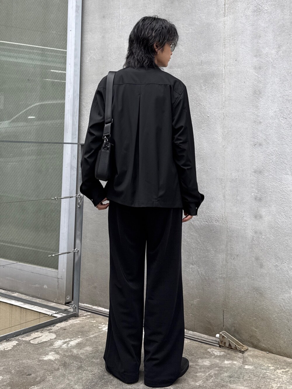 ブラック系のシャツ/ブラウス、ブラック系のその他パンツ、ブラック系のショルダーバッグを着用したメンズの春コーディネートの3枚目の写真