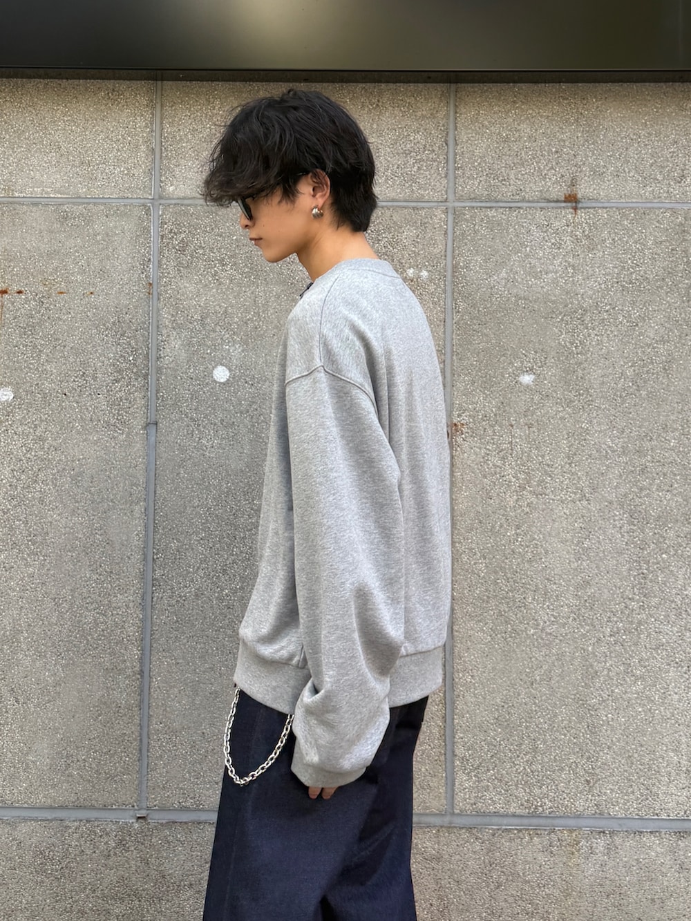 ブルー系のデニムジャケット、ブラック系のローファー、ブルー系のデニムパンツを着用したメンズの秋コーディネートの8枚目の写真