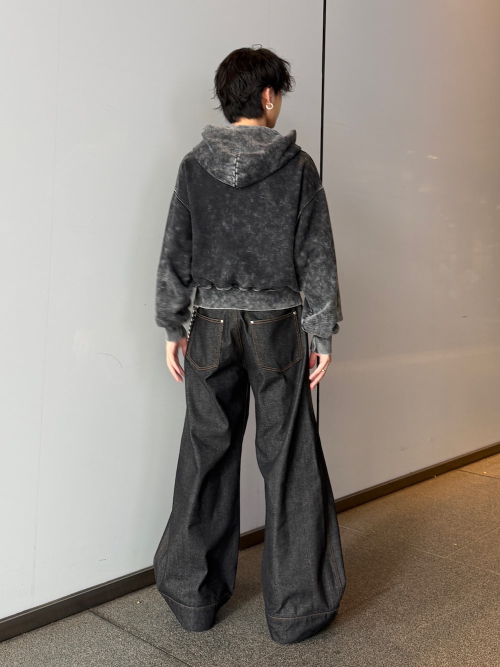ブラック系のパーカー、ブラック系のデニムパンツを着用したメンズの秋コーディネートの2枚目の写真