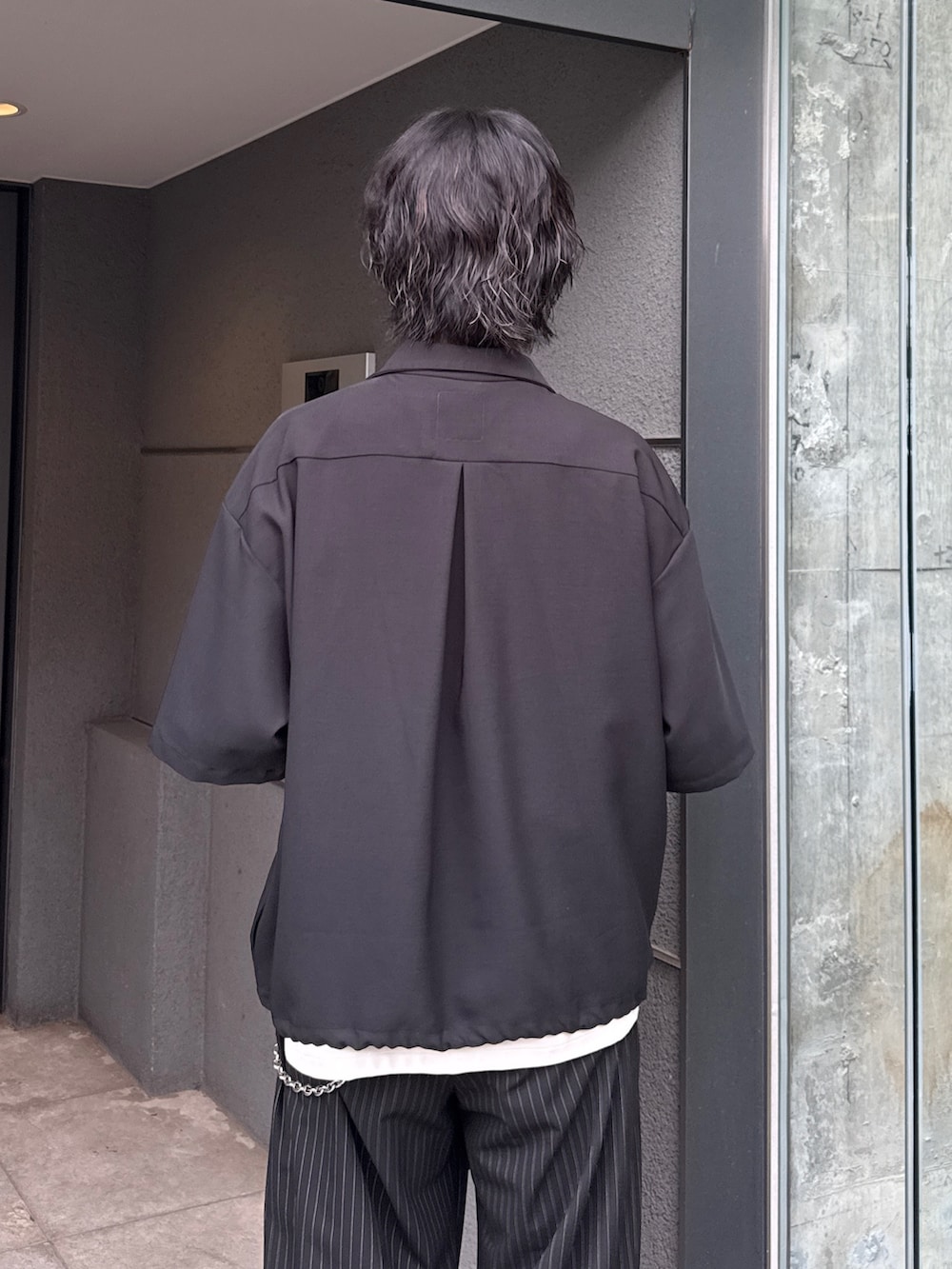ブラック系のシャツ/ブラウス、ブラック系のスラックス、ブラック系のショルダーバッグを着用したメンズの夏コーディネートの6枚目の写真