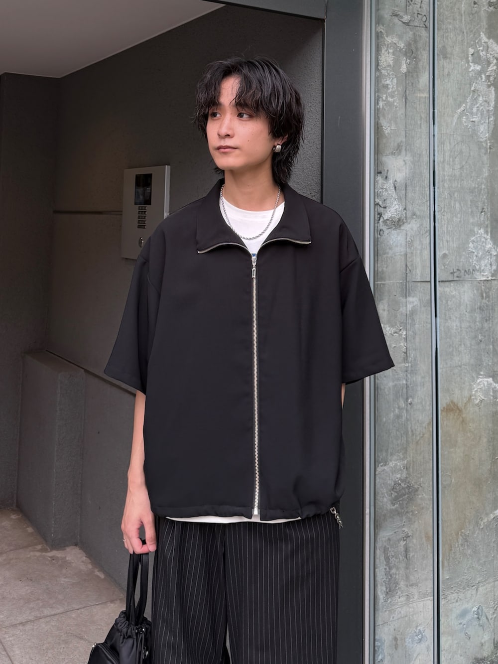 ブラック系のシャツ/ブラウス、ブラック系のスラックス、ブラック系のショルダーバッグを着用したメンズの夏コーディネートの4枚目の写真