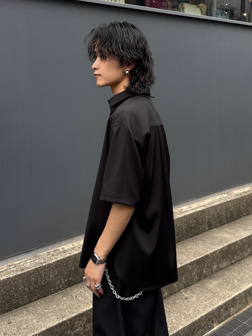 ブラック系のシャツ/ブラウス、ブラック系のショルダーバッグ、ブラック系のスラックスを着用したメンズの夏コーディネートの5枚目の写真