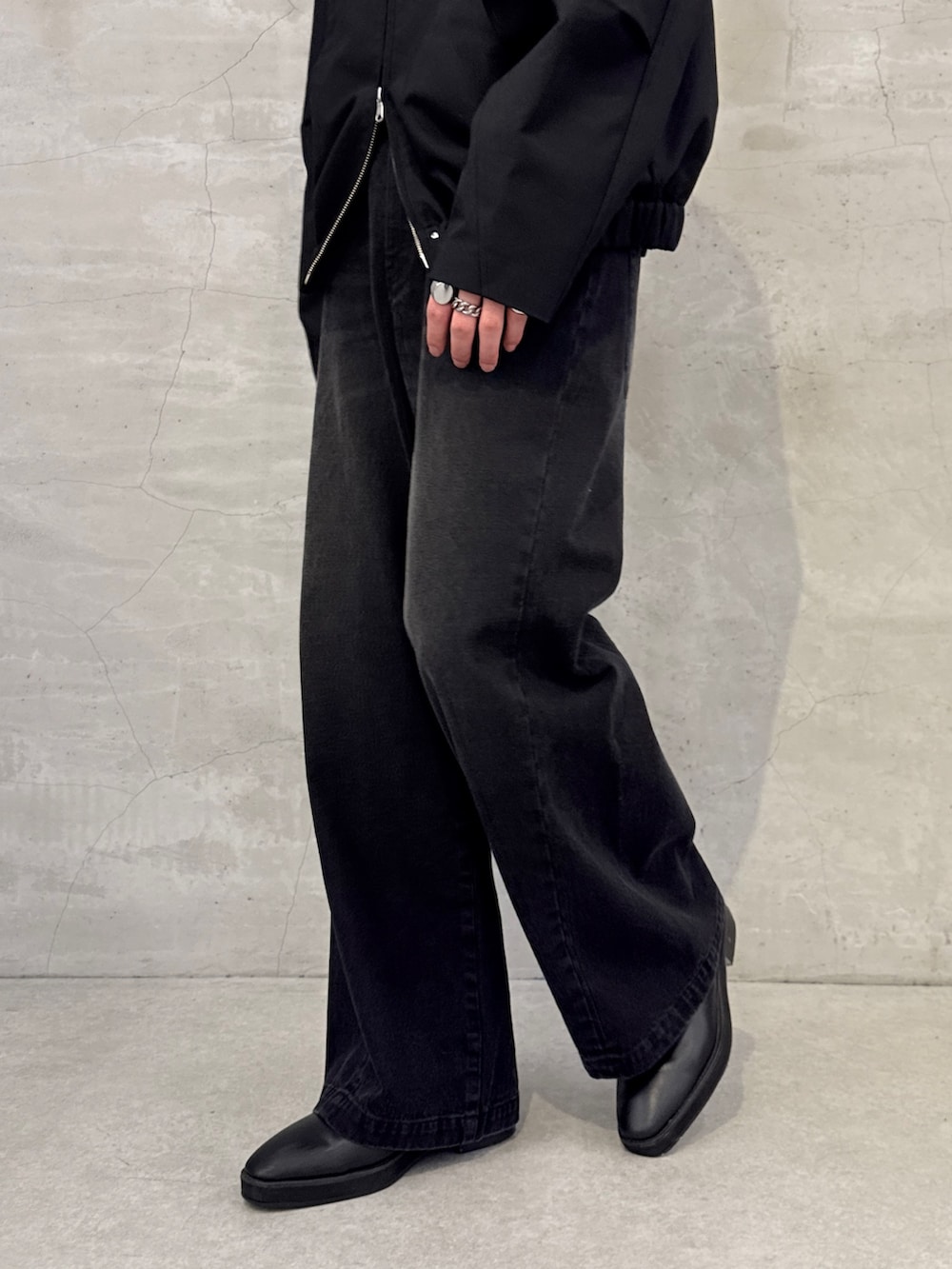 ブラック系のブルゾン、ブラック系のデニムパンツを着用したメンズの春コーディネートの8枚目の写真