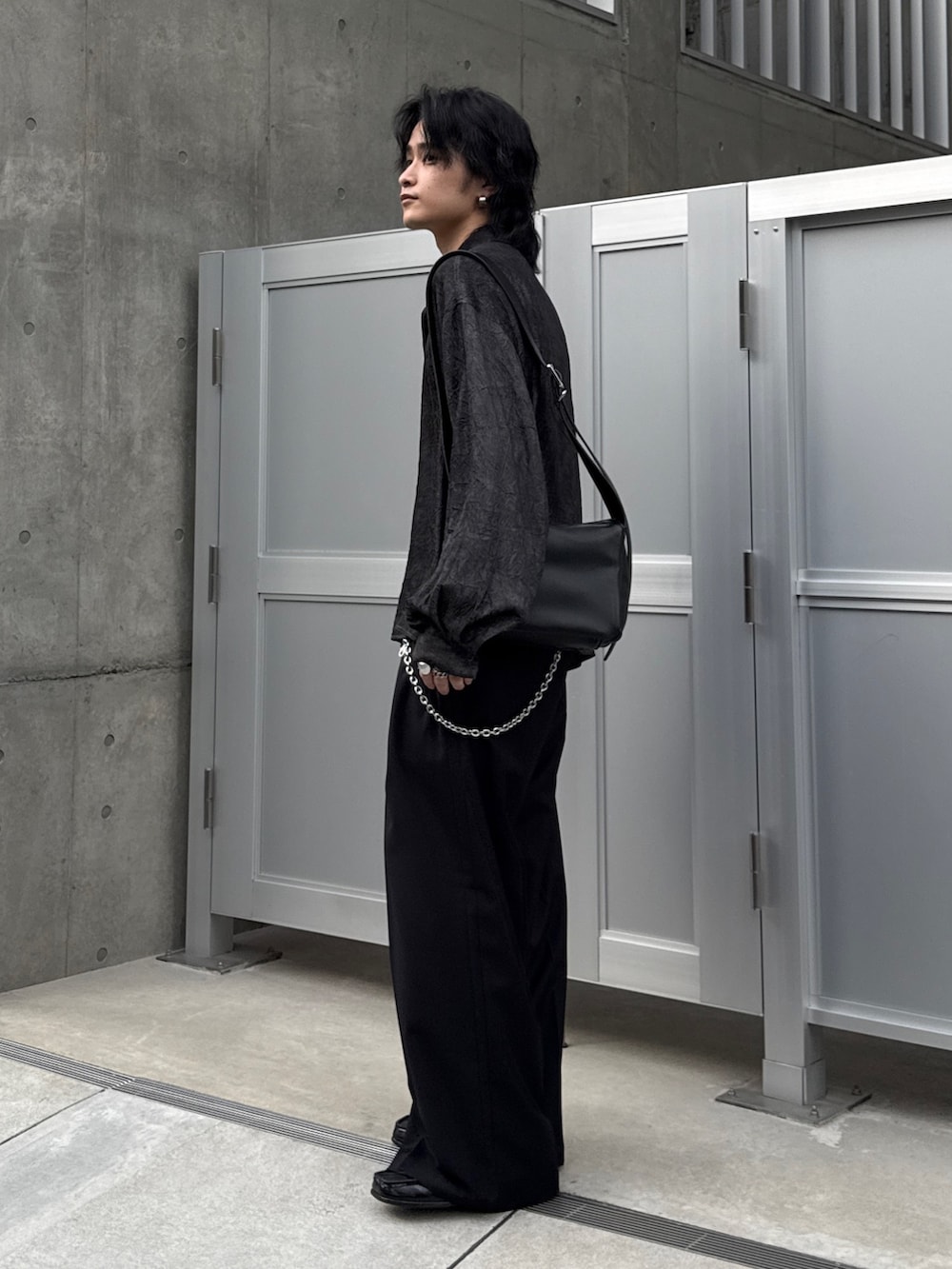 ブラック系のシャツ/ブラウス、ブラック系のスラックス、ブラック系のショルダーバッグを着用したメンズの春コーディネートの2枚目の写真