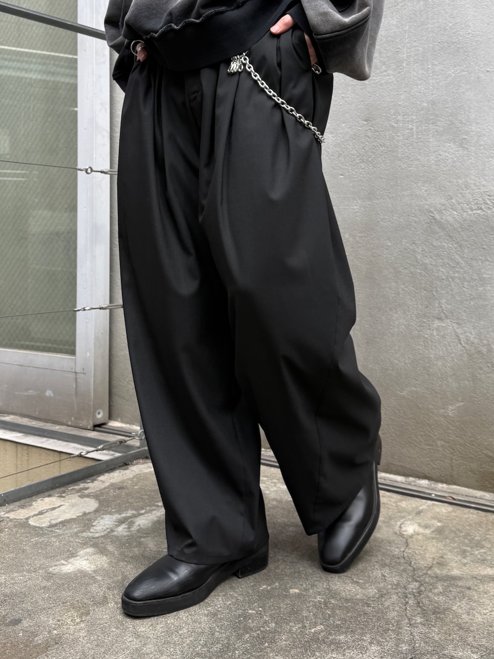 ブラック系のMA-1、ブラック系のスウェット、ブラック系のその他パンツを着用したメンズの春コーディネートの10枚目の写真