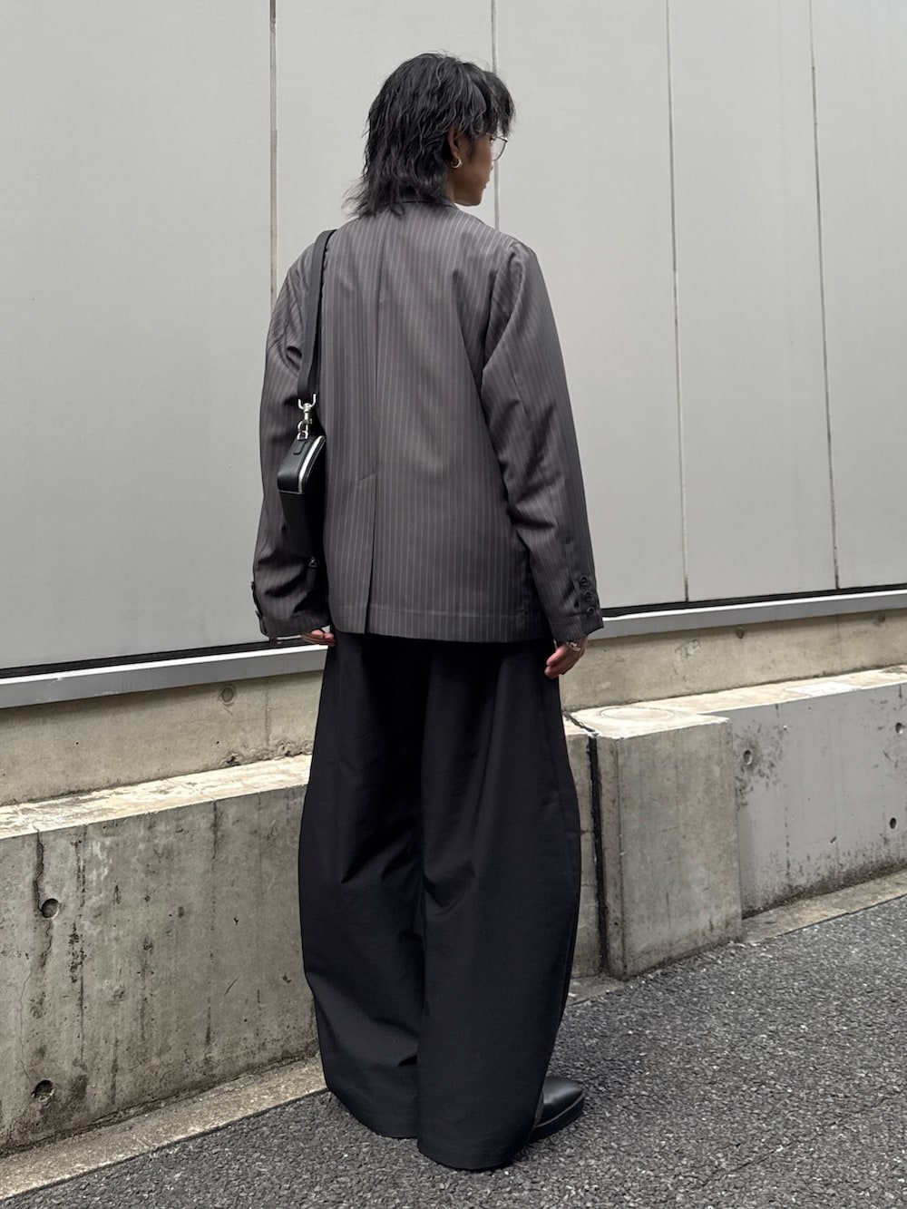 ブラック系のその他パンツ、グレー系のテーラードジャケット、グレー系のシャツ/ブラウスを着用したメンズの春コーディネートの3枚目の写真