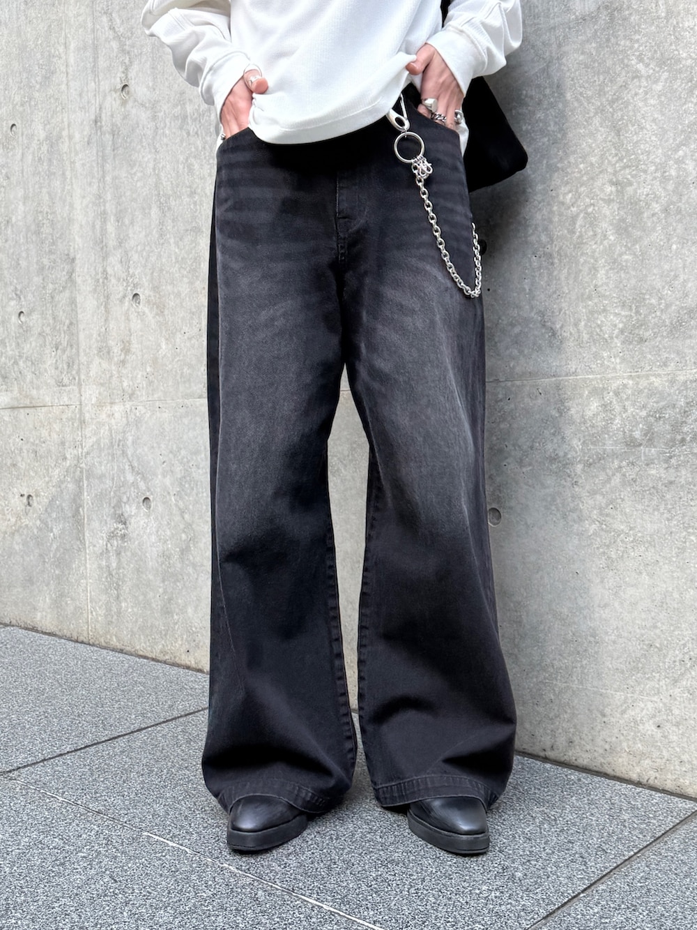 ホワイト系のTシャツ/カットソー、ブラック系のショルダーバッグ、ブラック系のデニムパンツを着用したメンズの春コーディネートの7枚目の写真