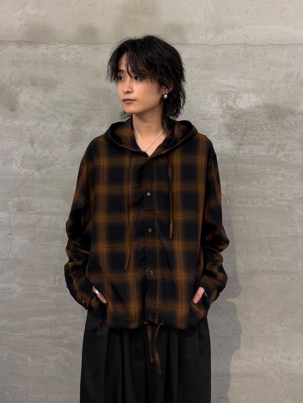ブラック系のブルゾン、ブルー系のシャツ/ブラウス、ブラック系のその他パンツを着用したメンズの春コーディネートの6枚目の写真