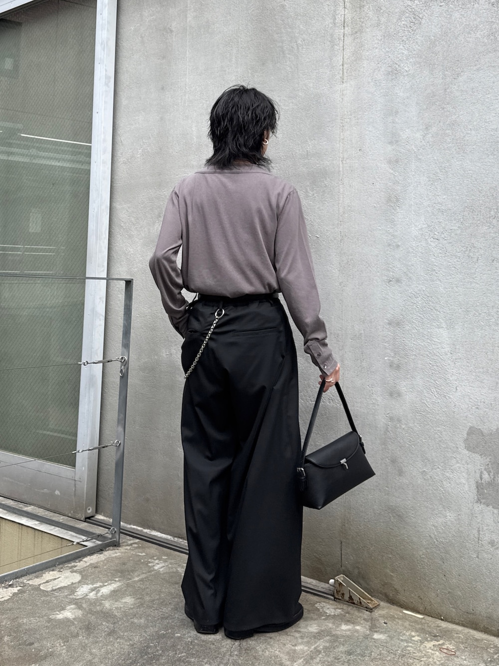 グレー系のTシャツ/カットソー、ブラック系のその他パンツ、ブラック系のハンドバッグを着用したメンズの春コーディネートの3枚目の写真
