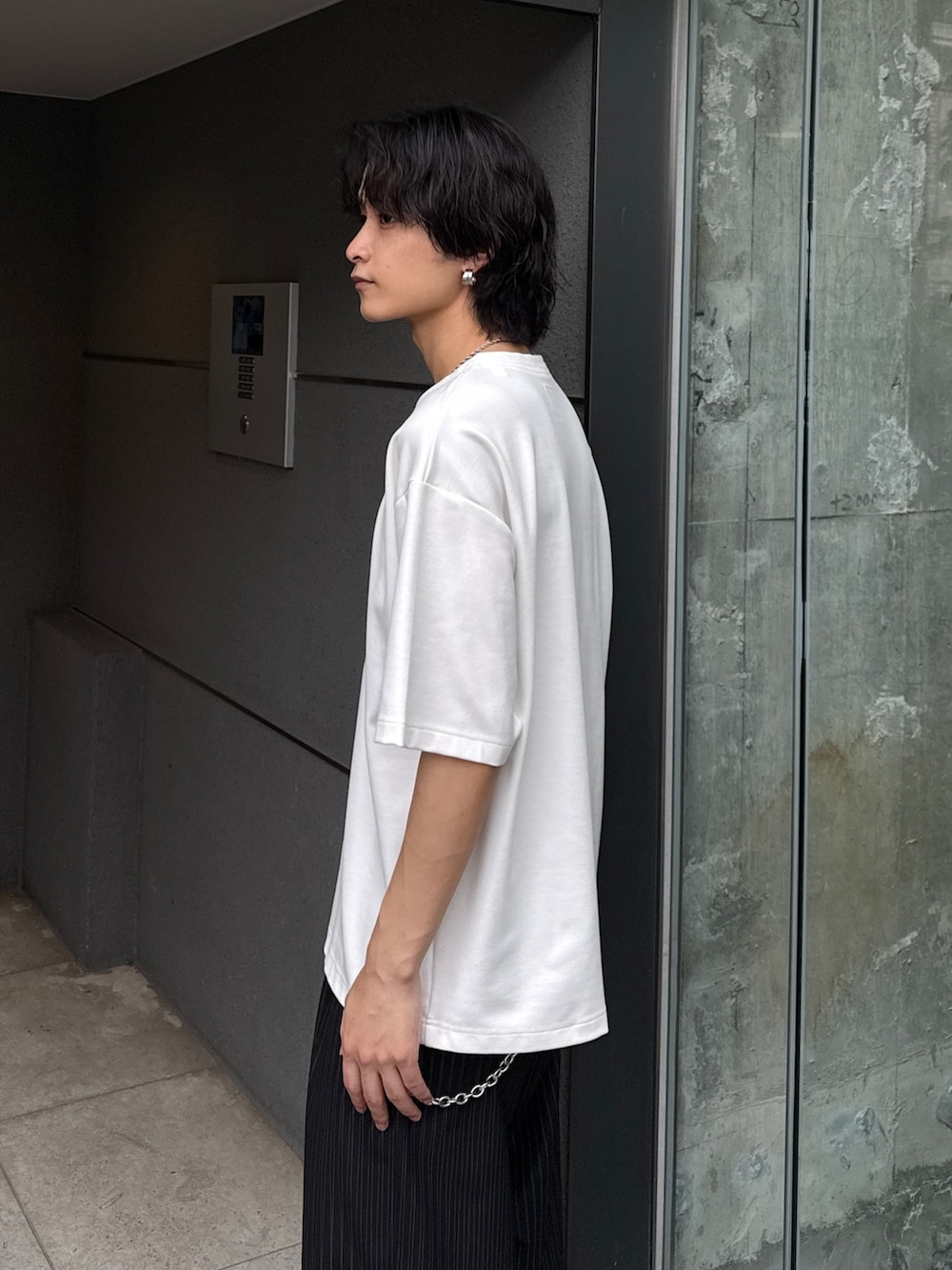 ブラック系のシャツ/ブラウス、ブラック系のスラックス、ブラック系のショルダーバッグを着用したメンズの夏コーディネートの8枚目の写真