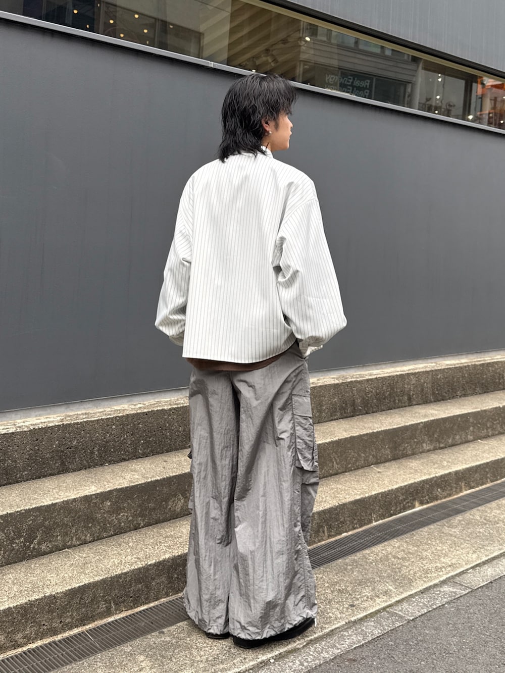 ホワイト系のシャツ/ブラウス、ブラウン系のTシャツ/カットソー、グレー系のカーゴパンツを着用したメンズの春コーディネートの3枚目の写真