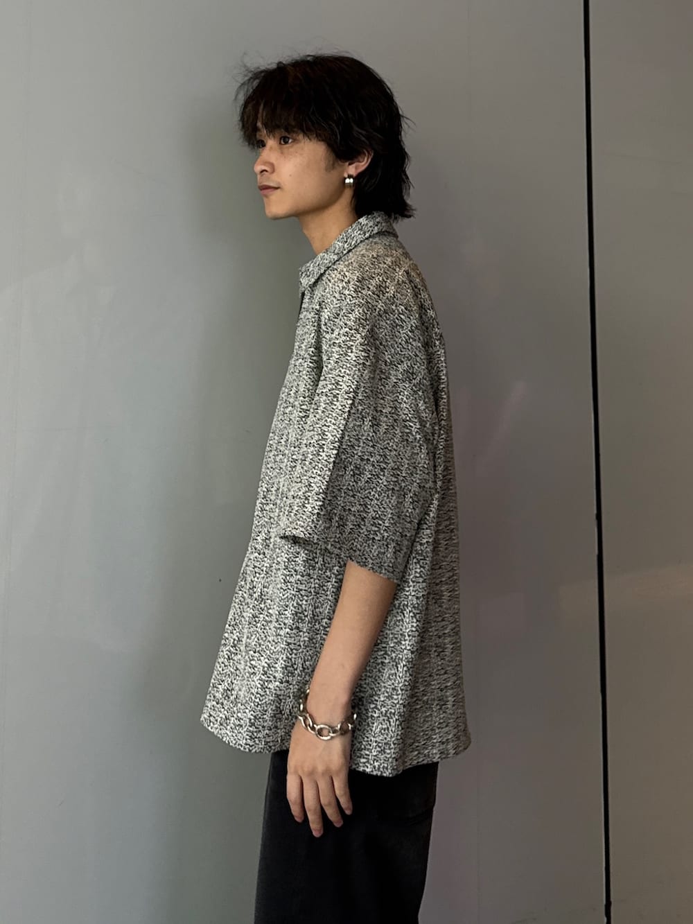 ホワイト系のシャツ/ブラウス、ホワイト系のTシャツ/カットソー、ブラック系のデニムパンツを着用したメンズの夏コーディネートの5枚目の写真