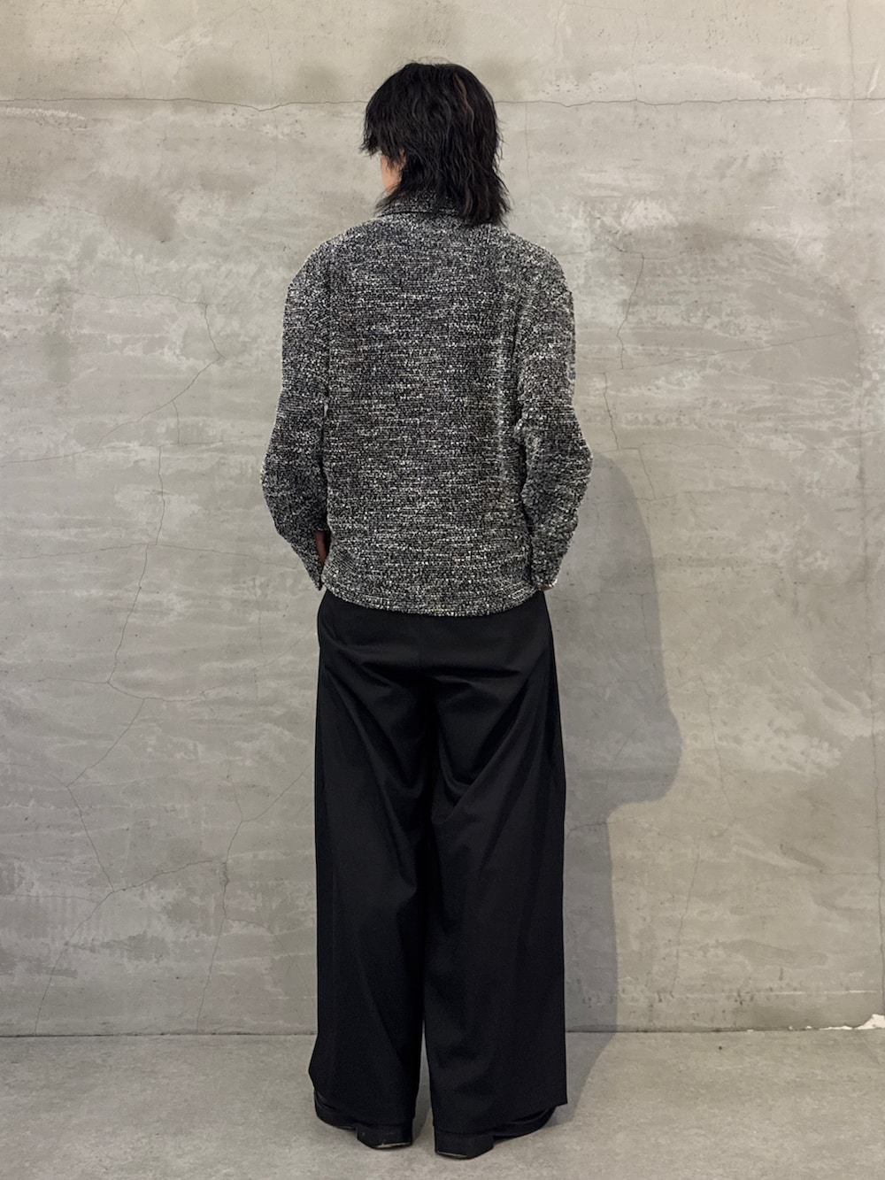 ブラック系のシャツ/ブラウス、ブラック系のその他パンツを着用したメンズの春コーディネートの3枚目の写真