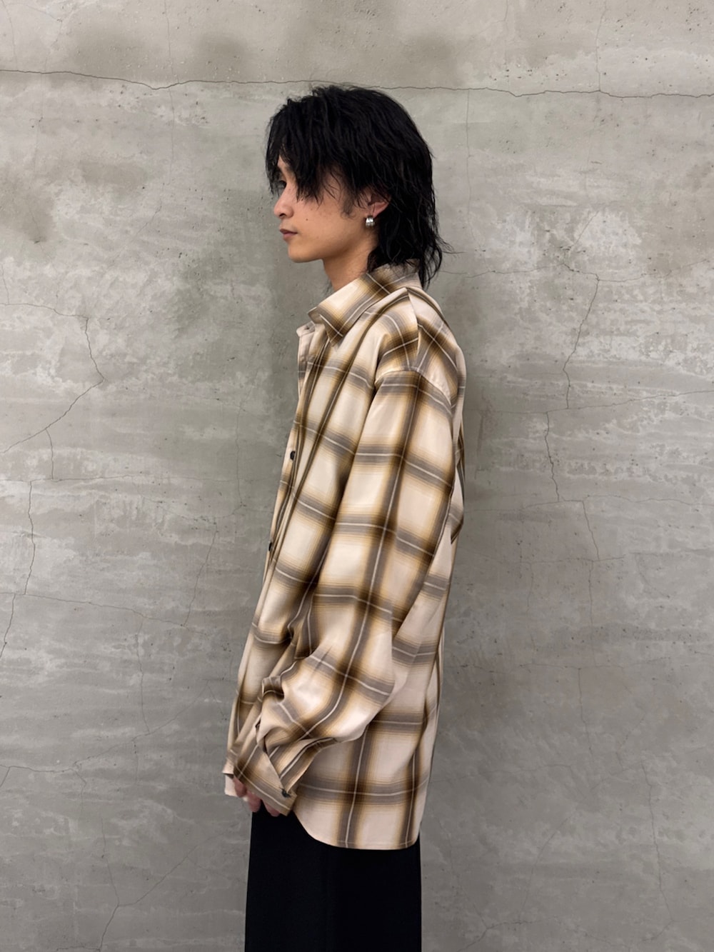 ホワイト系のシャツ/ブラウス、ブラック系のスラックスを着用したメンズの春コーディネートの5枚目の写真