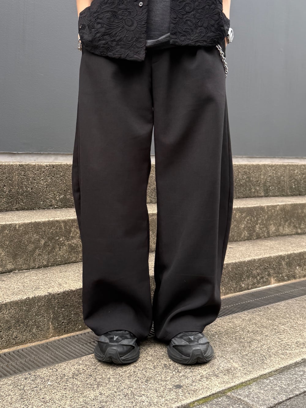 ブラック系のシャツ/ブラウス、グレー系のTシャツ/カットソー、ブラック系のスラックスを着用したメンズの夏コーディネートの9枚目の写真