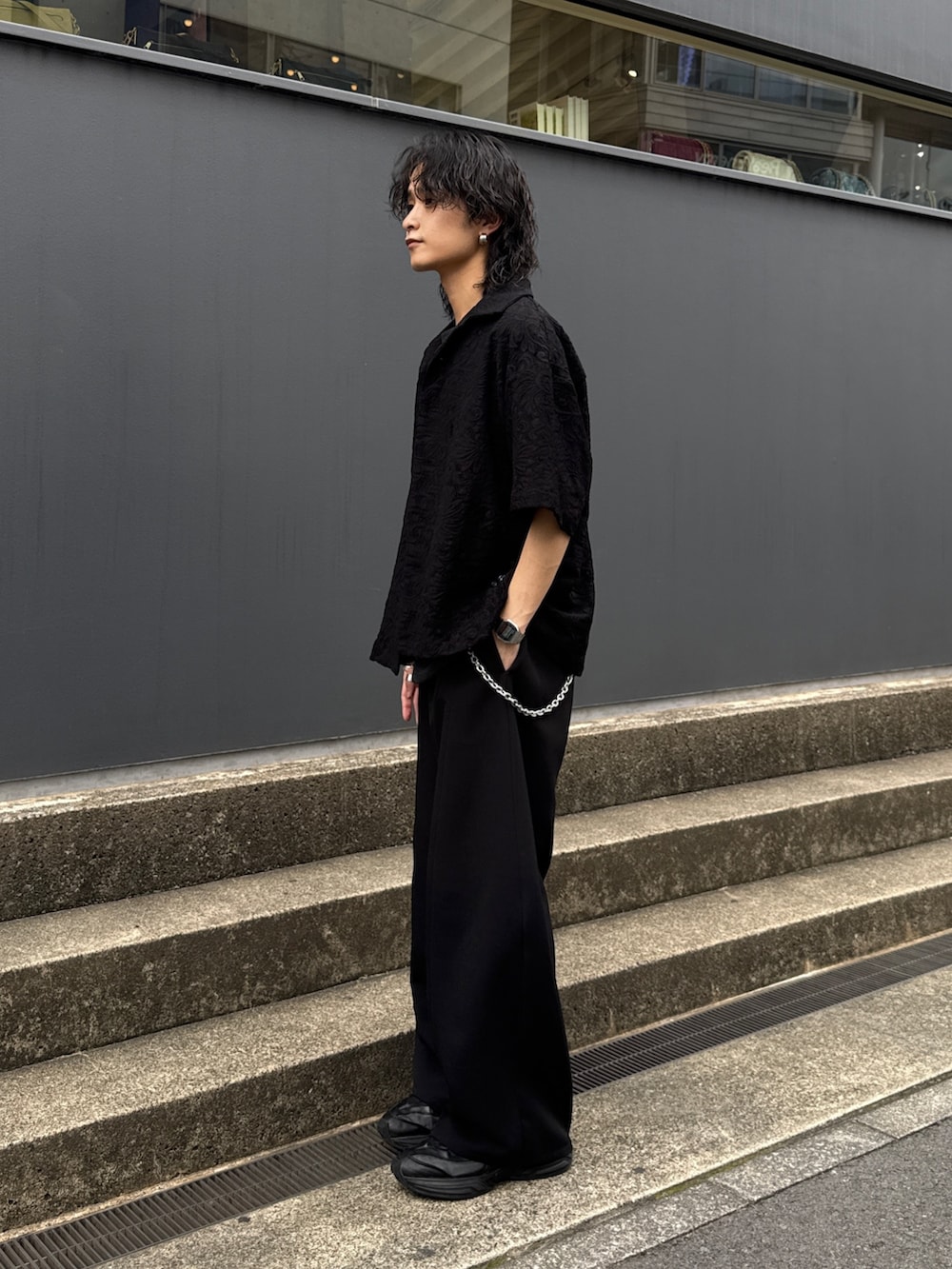 ブラック系のシャツ/ブラウス、グレー系のTシャツ/カットソー、ブラック系のスラックスを着用したメンズの夏コーディネートの2枚目の写真