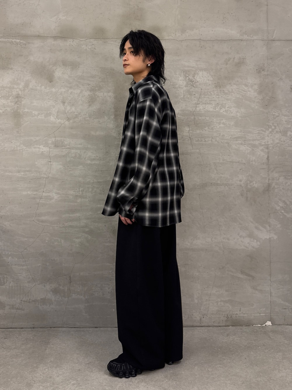 ブラック系のシャツ/ブラウス、ブラック系のスラックスを着用したメンズの春コーディネートの2枚目の写真