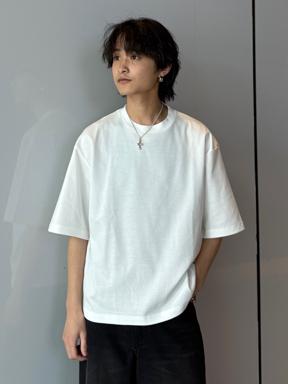 ホワイト系のシャツ/ブラウス、ホワイト系のTシャツ/カットソー、ブラック系のデニムパンツを着用したメンズの夏コーディネートの7枚目の写真
