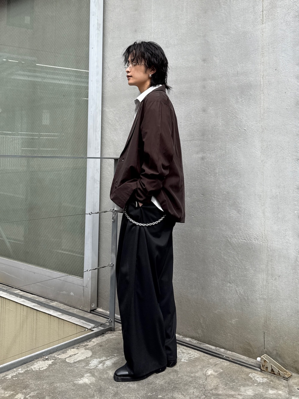 グレー系のシャツ/ブラウス、グレー系のシャツ/ブラウス、ブラック系のその他パンツを着用したメンズの春コーディネートの2枚目の写真