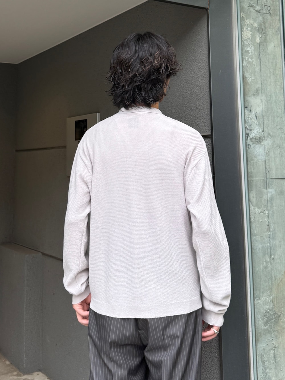 グレー系のスラックス、グレー系のシャツ/ブラウスを着用したメンズの夏コーディネートの7枚目の写真
